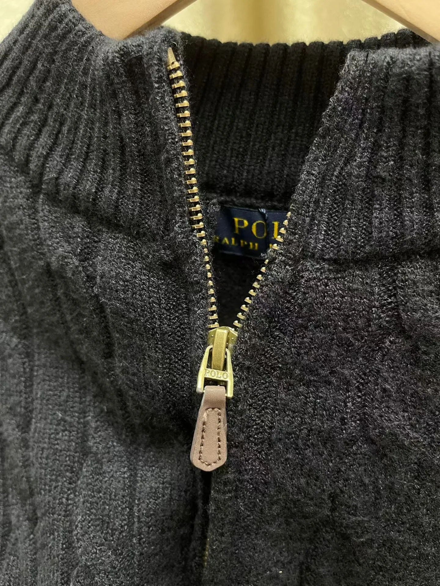 P276 Top quality products Top purchasing version SS25 new autumn product POLO Lavlauf Small logo embroidered twisted rope half-zip sweater Counter-color dyed wool blended cotton yarn High weight and high density Super high quality The wool is soft, delicate and skin-friendly. It feels soft and silky. The hand feel is not ordinary 💕 All color dyed high weight cotton yarn ensures no color difference. It adopts four-hole knitting method, tight and textured It is durable, does not deform and is not prone to pilling. It has a soft, warm and comfortable feel. It does not stick to your body when worn alone. It is absolutely perfect‼ ️Classic knitted clothing uses exquisite details and iconic brand symbols to reinterpret the charming charm, injecting low-key brand logo connotation into the entire design. It is simply amazing🉑️All produced on imported looms. The details are clearly visible. The collar label has an anti-counterfeiting chip. The double-layer main wheat has a built-in NFC anti-counterfeiting chip. The washing wheat is consistent with ZP. It is full of details. The details are well grasped. Challenge the market currency and are not afraid of random comparisons! The upper body effect is very good. No matter how you match it, it looks high-end and elegant. It has a high-end feel🫴 It is so versatile🍑It is a must-have for both men and women🉑️ Color: Black Gray Size: S-XL